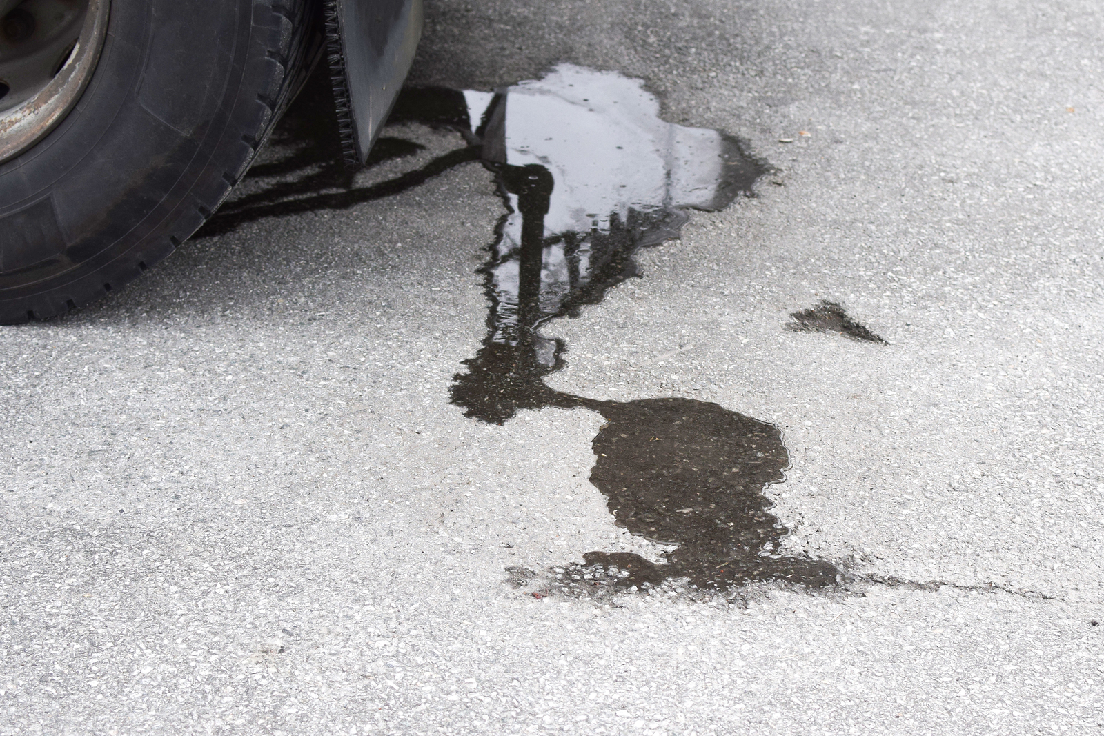 从车道上清除油污渍的10种最佳方法 - 固定美国汽车